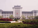 西溪校区位于杭州西北部，西溪河畔，地处杭州高新技术开发区。校区占地总面积684亩，校舍总建筑面积近50万平方米。