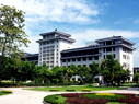 西溪校区位于杭州西北部，西溪河畔，地处杭州高新技术开发区。校区占地总面积684亩，校舍总建筑面积近50万平方米。